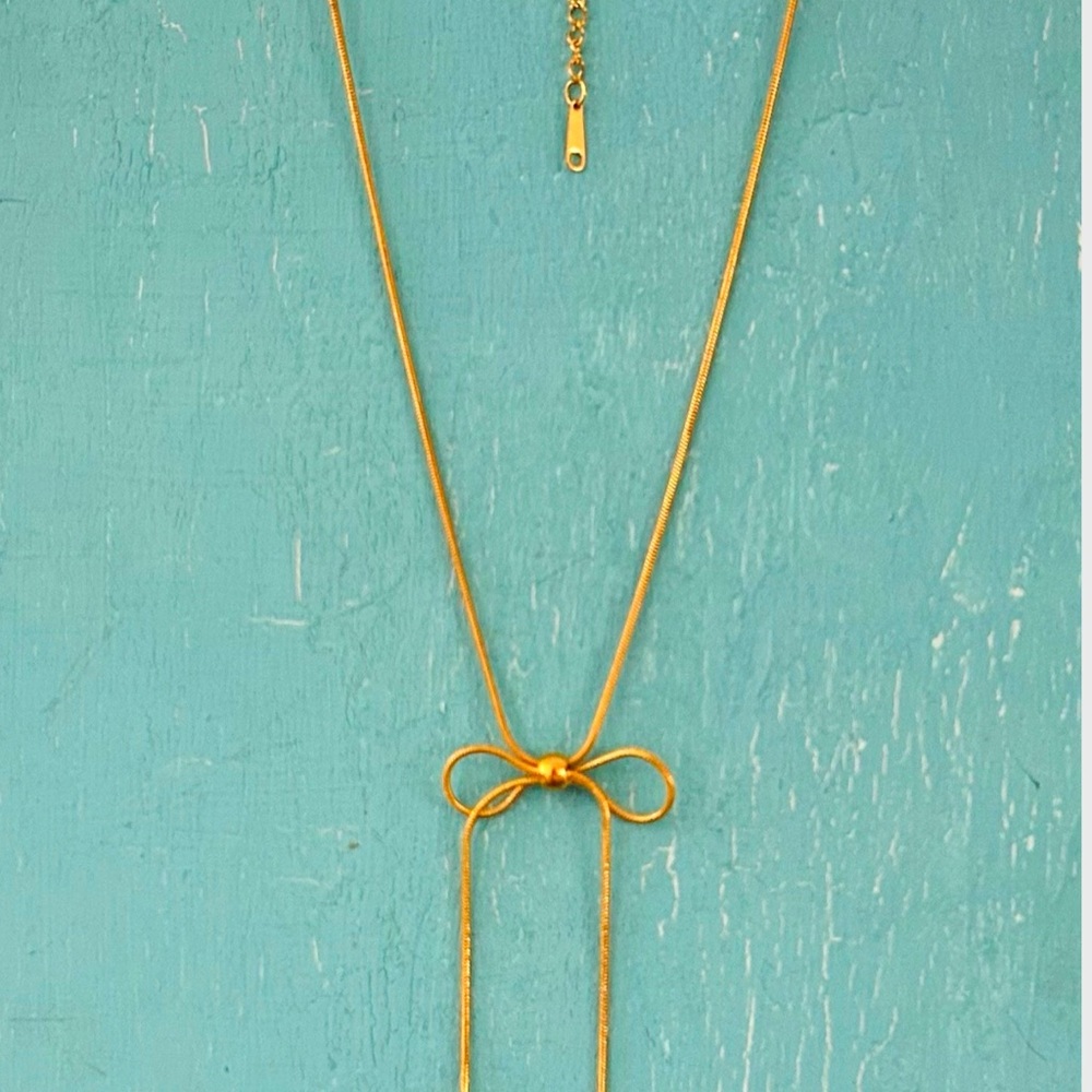 NWOT Handmade Elegant Gold Bow Necklace in 18k gold plated